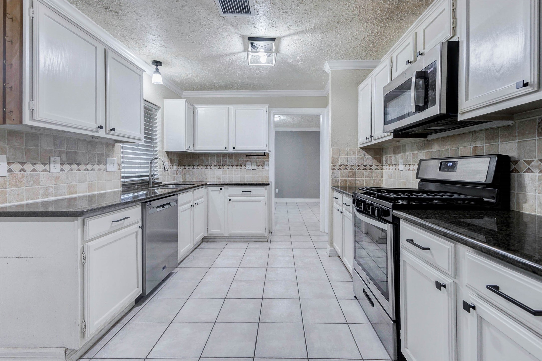 13614 Sablegrove Lane Houston, TX 77014 - Photo 2 of 22