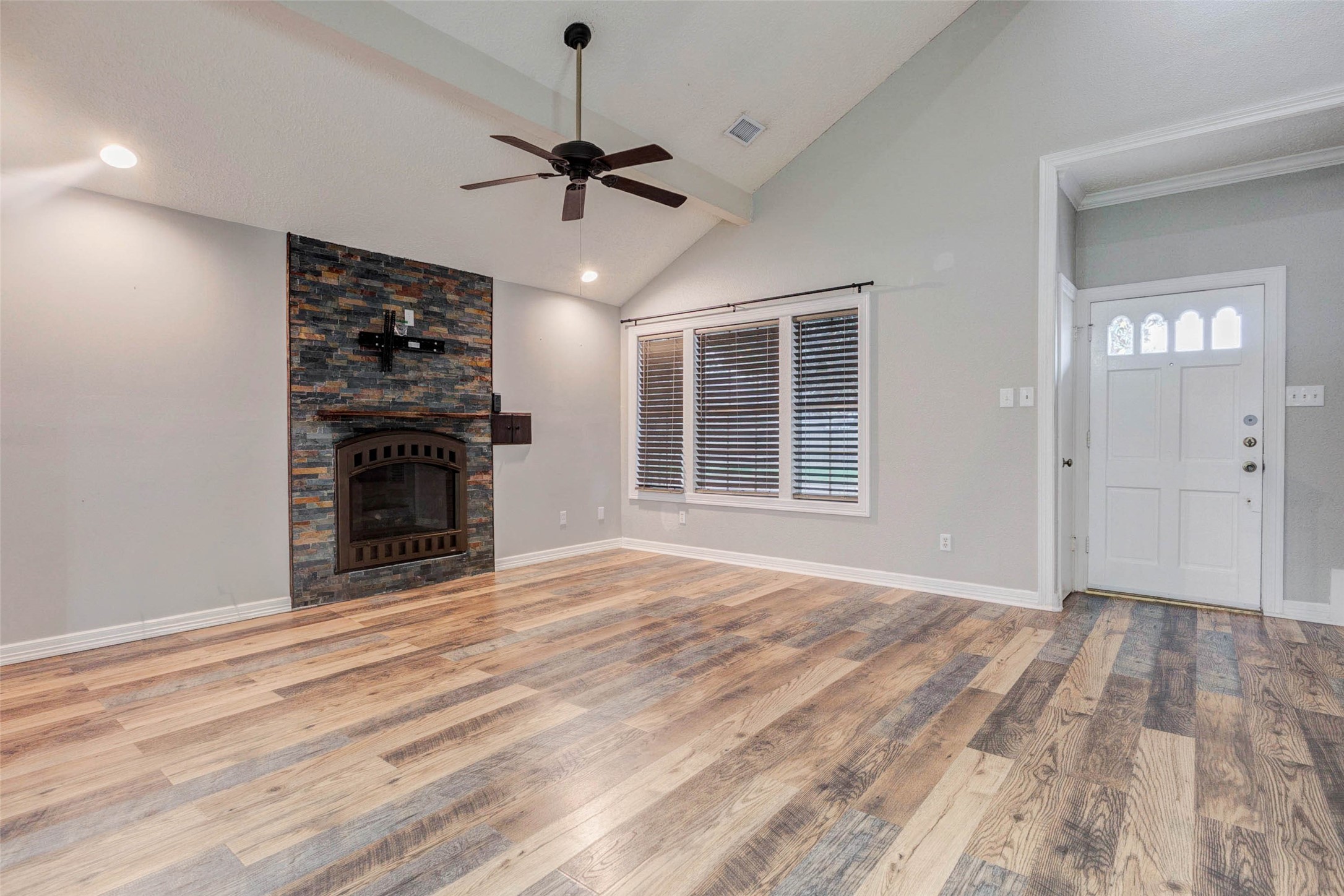 13614 Sablegrove Lane Houston, TX 77014 - Photo 6 of 22 Brick veneer chimney, and flooring and updated flooring.