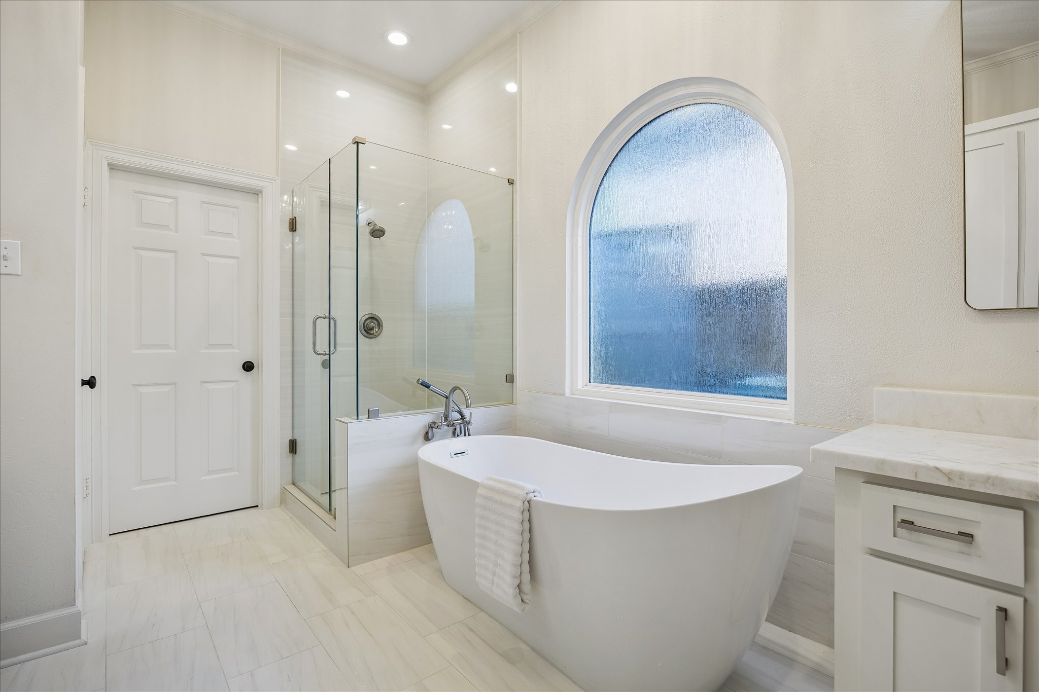 4131 Sunset Boulevard Houston, TX 77005 - Photo 20 of 38 a bathroom with a tub a sink and a mirror