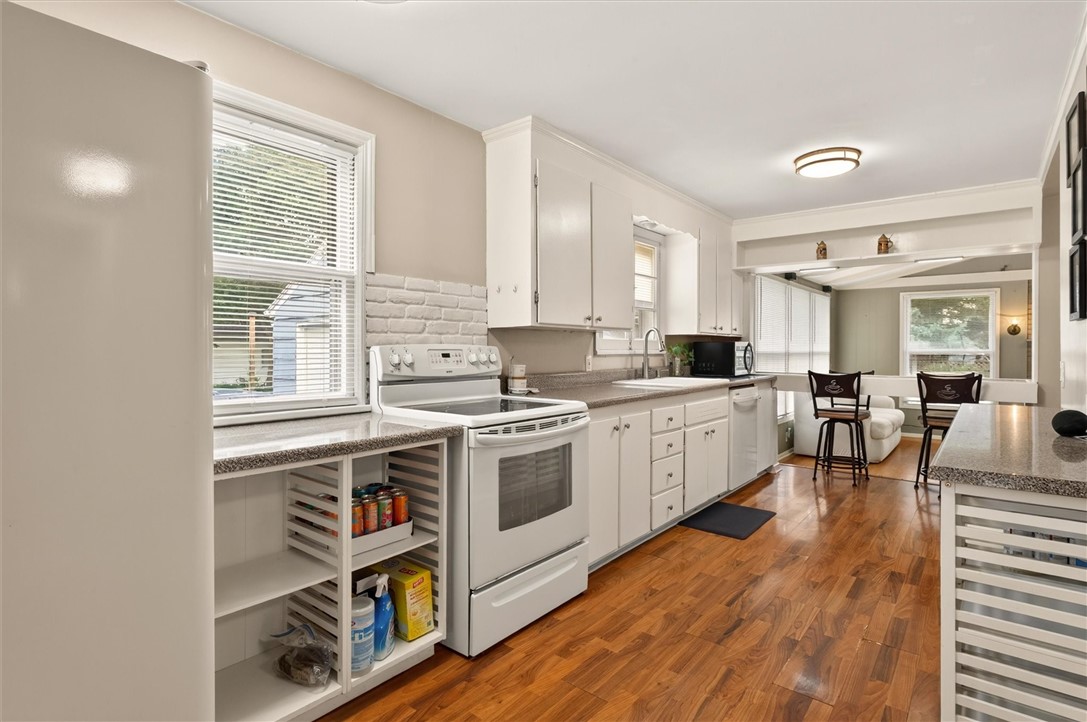 304 Garford Road Irondequoit, NY 14622 - Photo 11 of 46