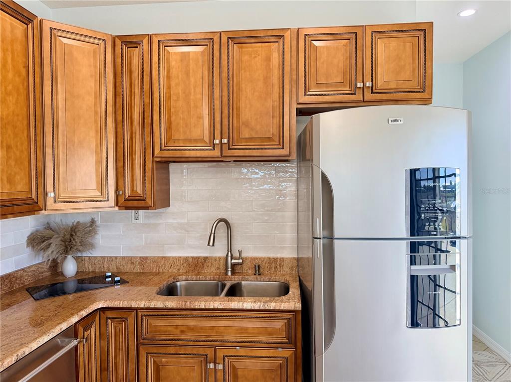 9404 Southeast 49th Terrace Webster, FL 33597 - Photo 22 of 42 a kitchen with stainless steel appliances granite countertop a refrigerator and a sink
