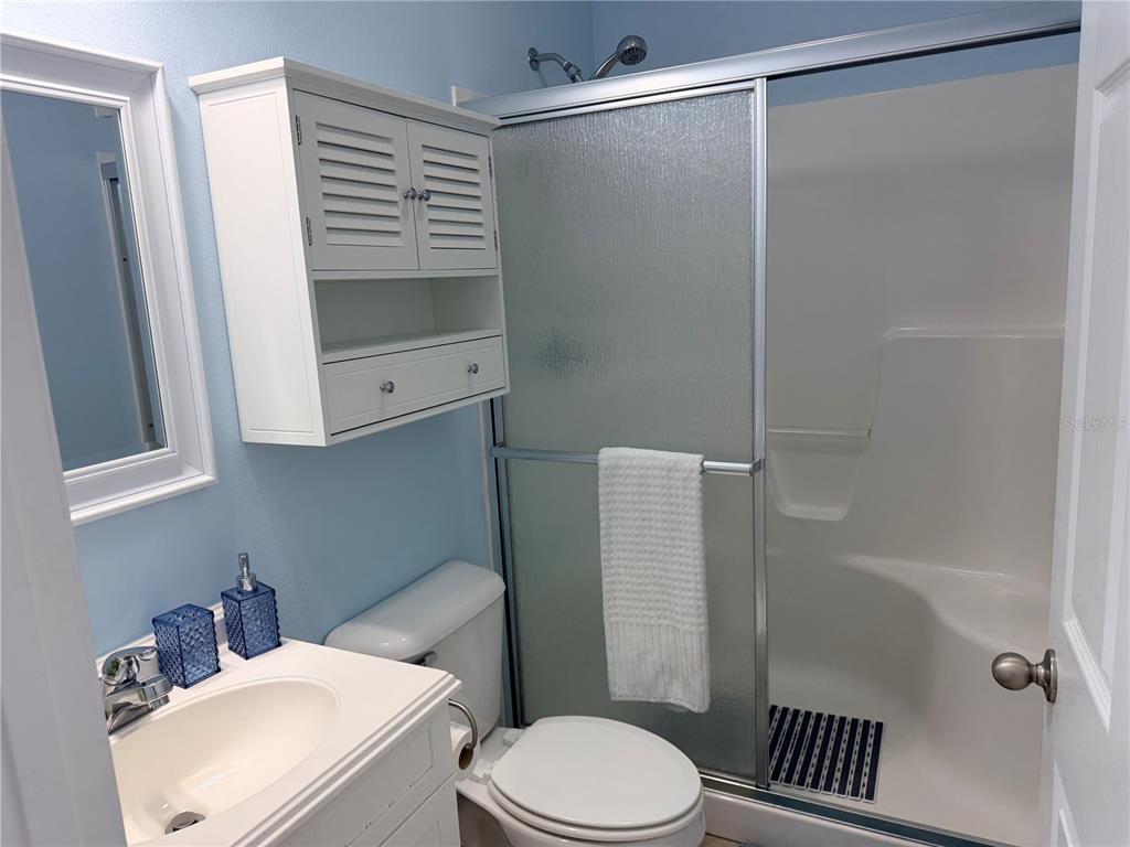 9404 Southeast 49th Terrace Webster, FL 33597 - Photo 23 of 42 a bathroom with a toilet a sink and shower