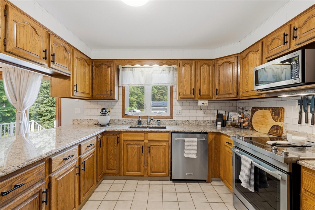 1535 Meridian Street Fall River, MA 02720 - Photo 5 of 40