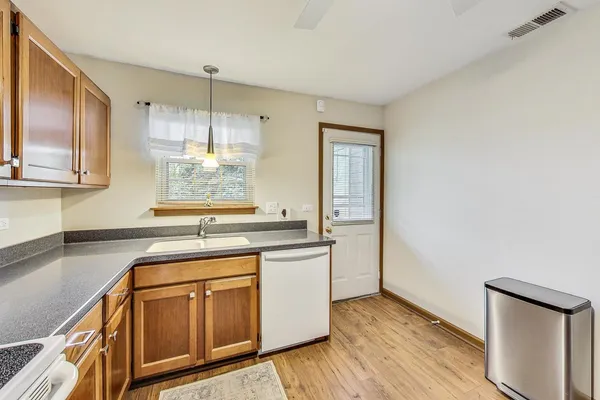 $2,100 | 120 East Winchester Road, Unit D, Libertyville, IL 60048