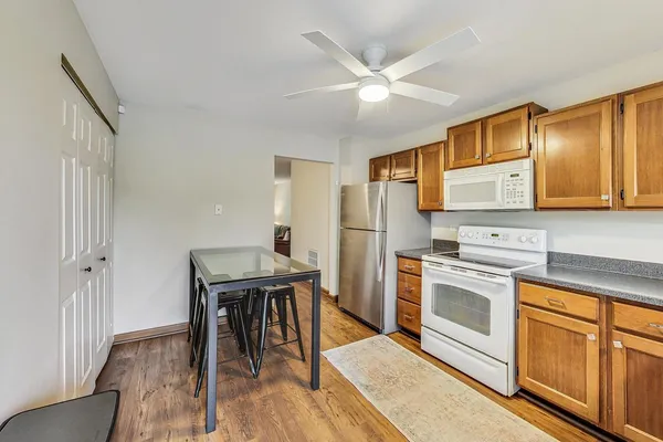 $2,100 | 120 East Winchester Road, Unit D, Libertyville, IL 60048
