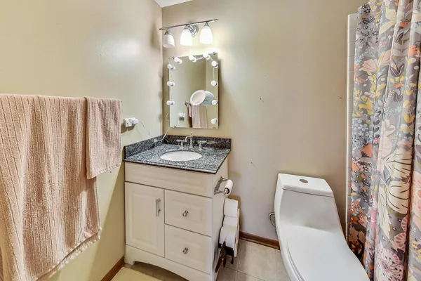 $2,100 | 120 East Winchester Road, Unit D, Libertyville, IL 60048
