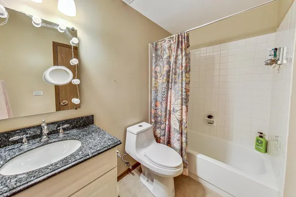 $2,100 | 120 East Winchester Road, Unit D, Libertyville, IL 60048
