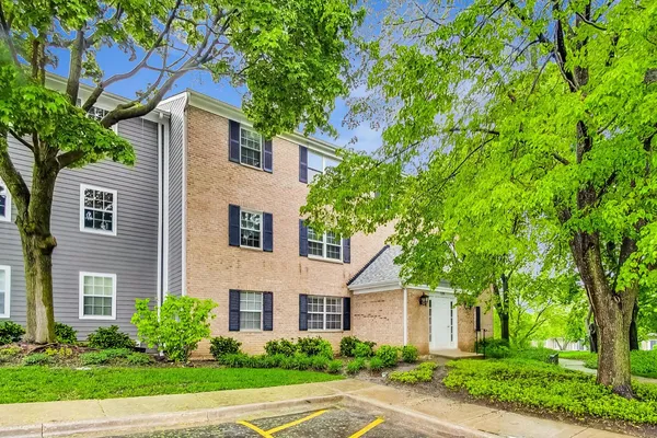$2,100 | 120 East Winchester Road, Unit D, Libertyville, IL 60048