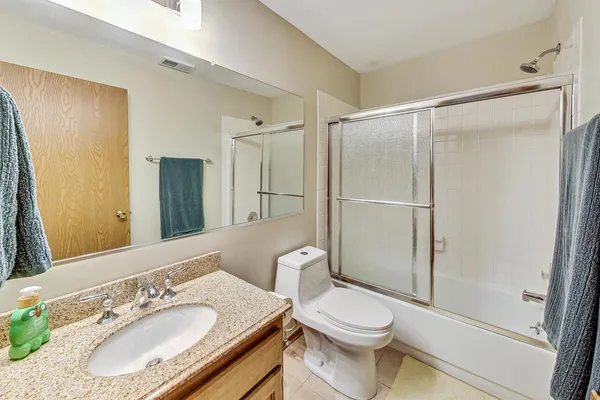 $2,100 | 120 East Winchester Road, Unit D, Libertyville, IL 60048