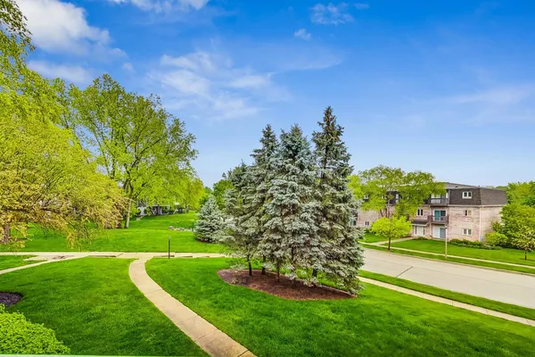 $2,100 | 120 East Winchester Road, Unit D, Libertyville, IL 60048