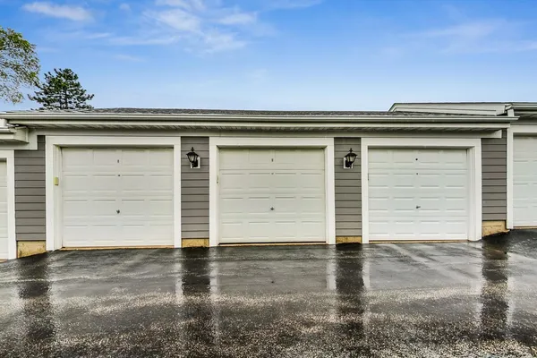 $2,100 | 120 East Winchester Road, Unit D, Libertyville, IL 60048