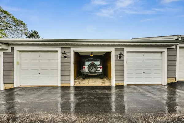 $2,100 | 120 East Winchester Road, Unit D, Libertyville, IL 60048