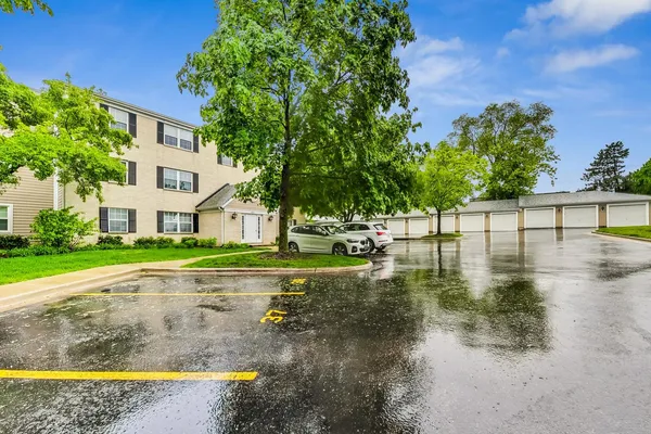 $2,100 | 120 East Winchester Road, Unit D, Libertyville, IL 60048