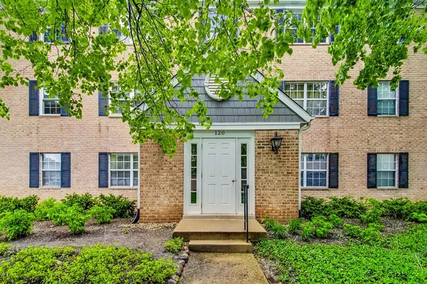 $2,100 | 120 East Winchester Road, Unit D, Libertyville, IL 60048