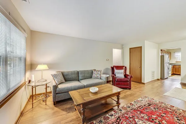 $2,100 | 120 East Winchester Road, Unit D, Libertyville, IL 60048
