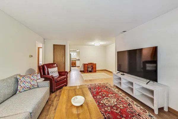 $2,100 | 120 East Winchester Road, Unit D, Libertyville, IL 60048
