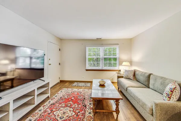 $2,100 | 120 East Winchester Road, Unit D, Libertyville, IL 60048