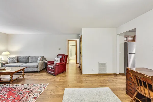 $2,100 | 120 East Winchester Road, Unit D, Libertyville, IL 60048