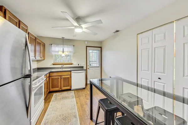 $2,100 | 120 East Winchester Road, Unit D, Libertyville, IL 60048
