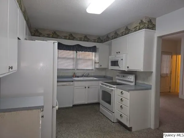 $95,000 | 405 East Main Street, La Harpe, IL 61450