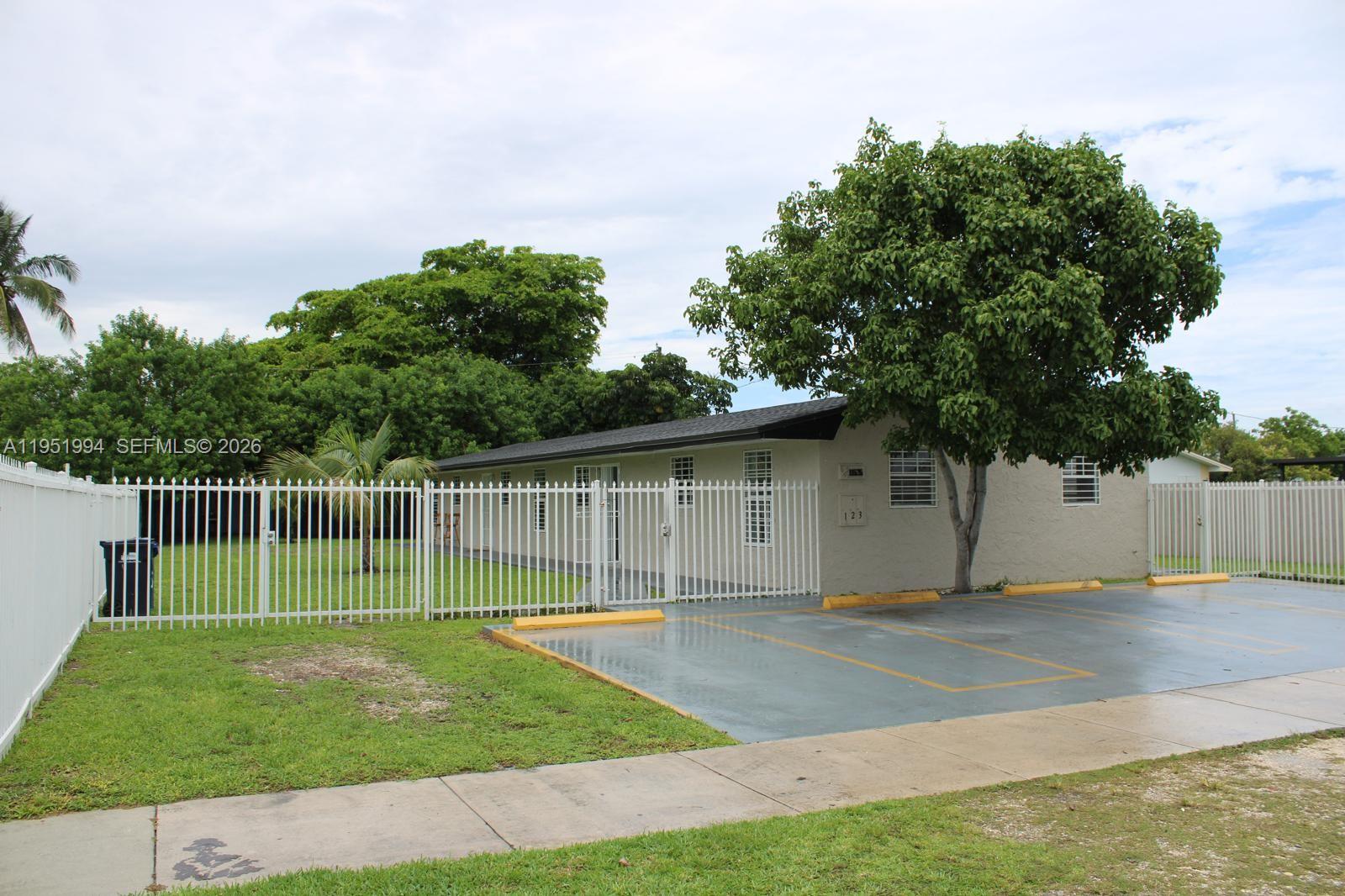 a view of yard with green space