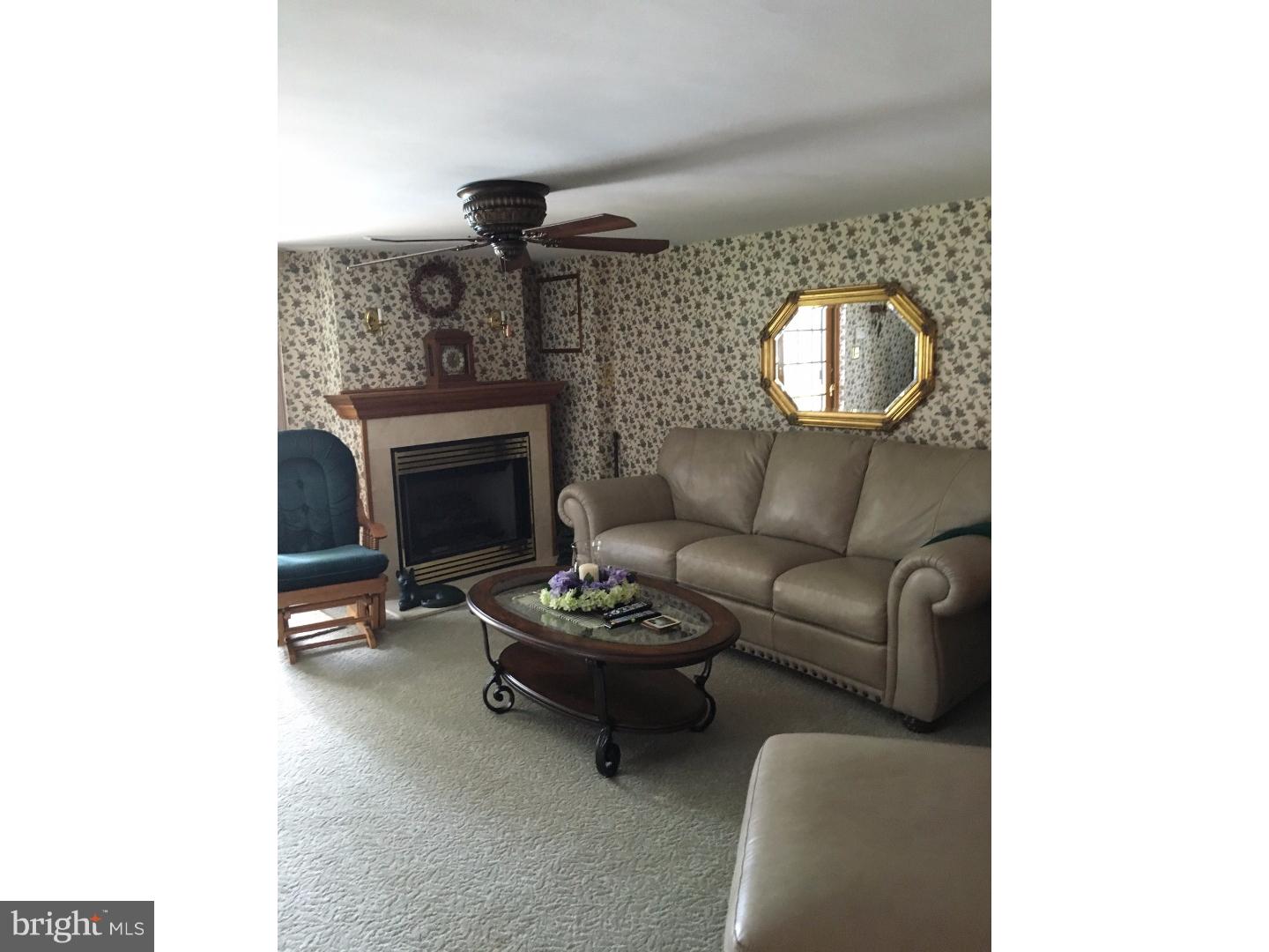 1118 Plane Road Philadelphia, PA 19115 - Photo 3 of 21 Living Room