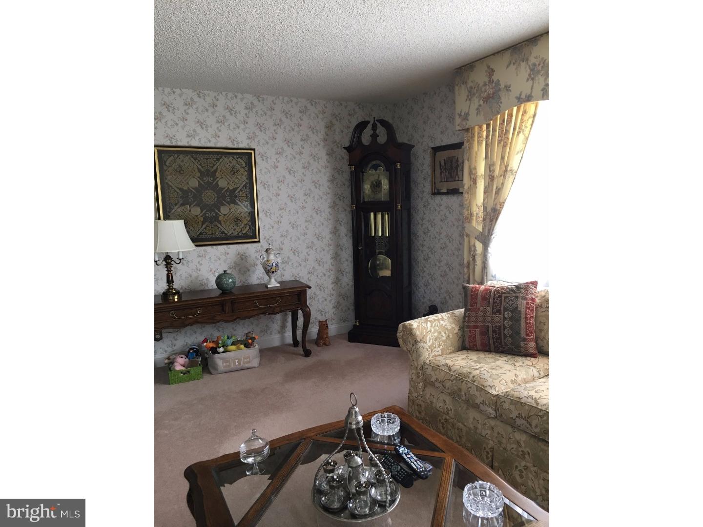 1118 Plane Road Philadelphia, PA 19115 - Photo 4 of 21 Living Room