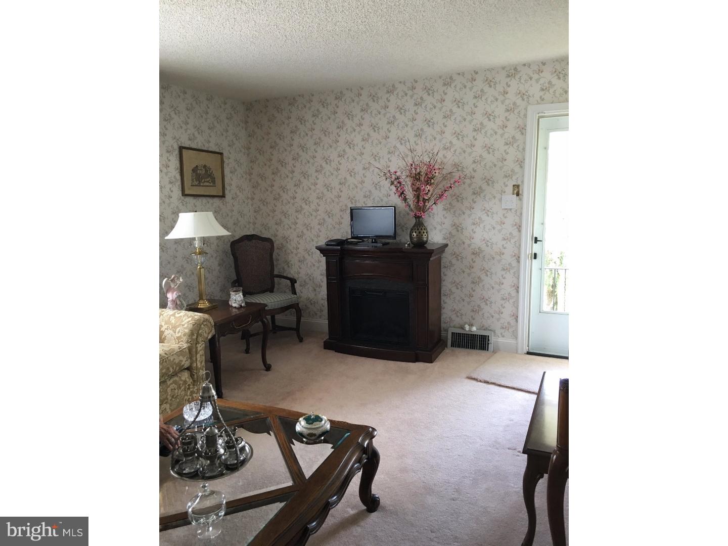 1118 Plane Road Philadelphia, PA 19115 - Photo 6 of 21 Living Room