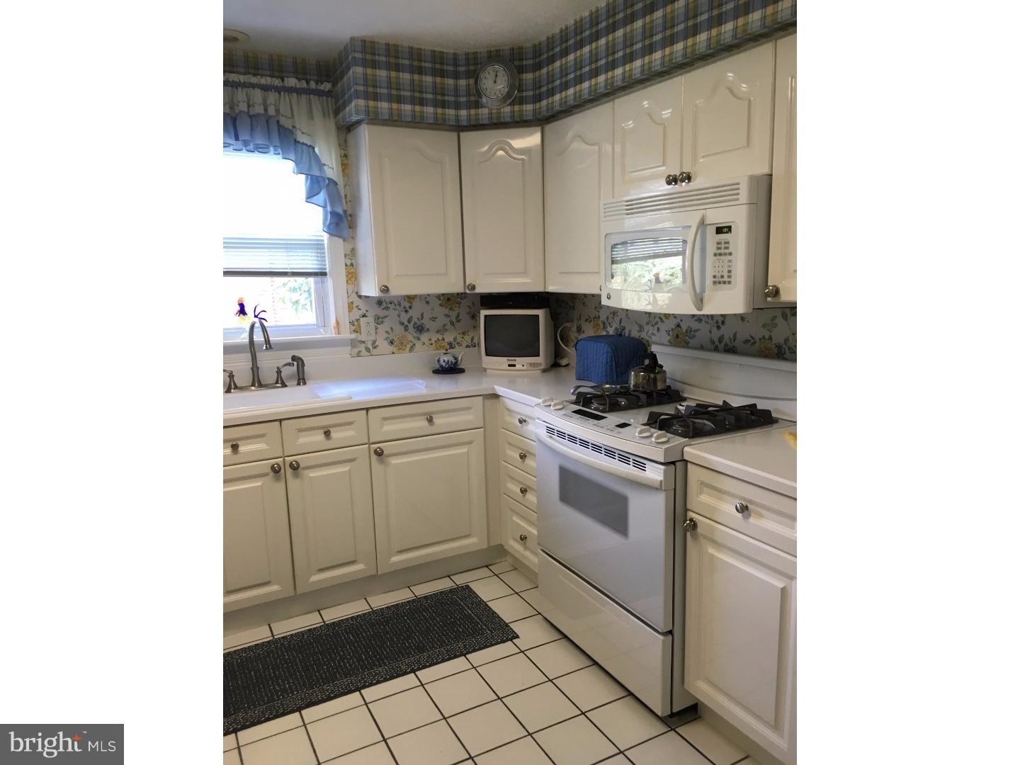 1118 Plane Road Philadelphia, PA 19115 - Photo 8 of 21 Kitchen