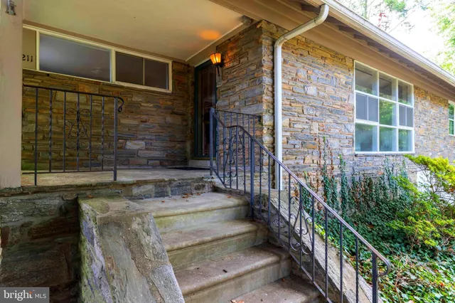 a view of entryway with a front door
