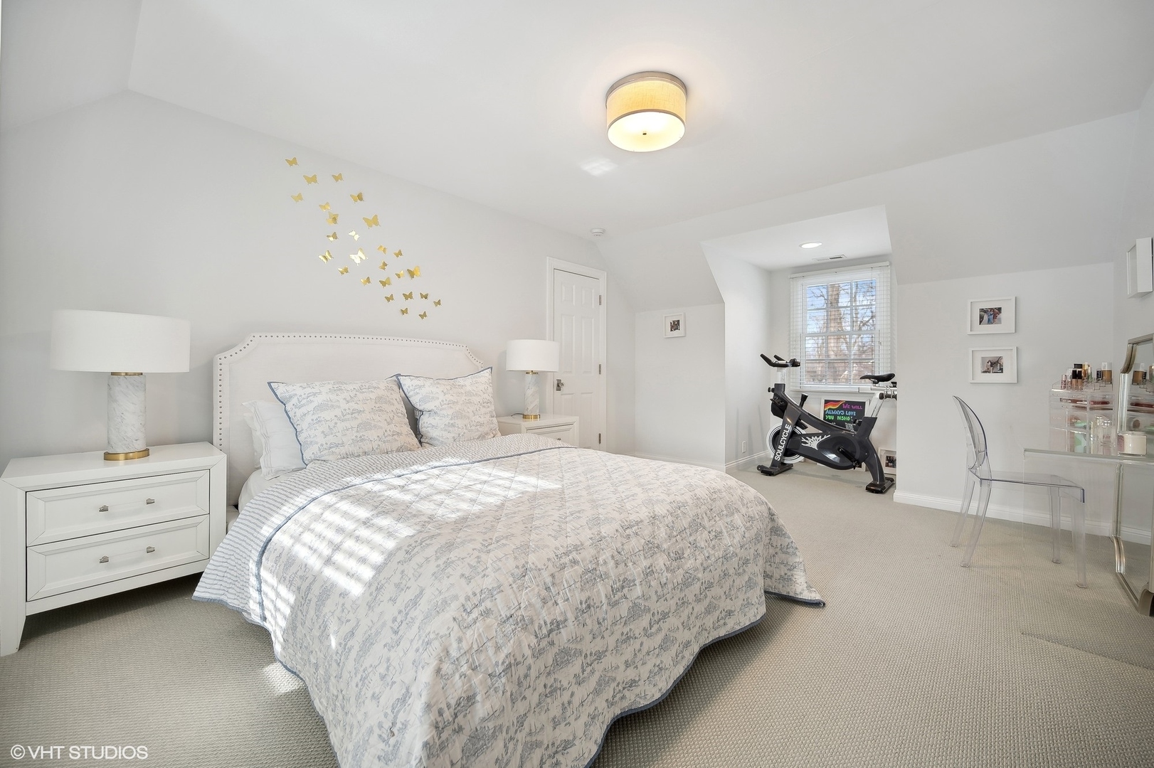 72 Woodley Road Winnetka, IL 60093 - Photo 53 of 65 a bed room with a bed and a chair