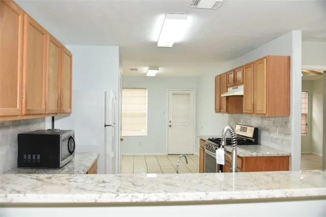 $1,900 | 10406 Sutter Glen Lane, Houston, TX 77075