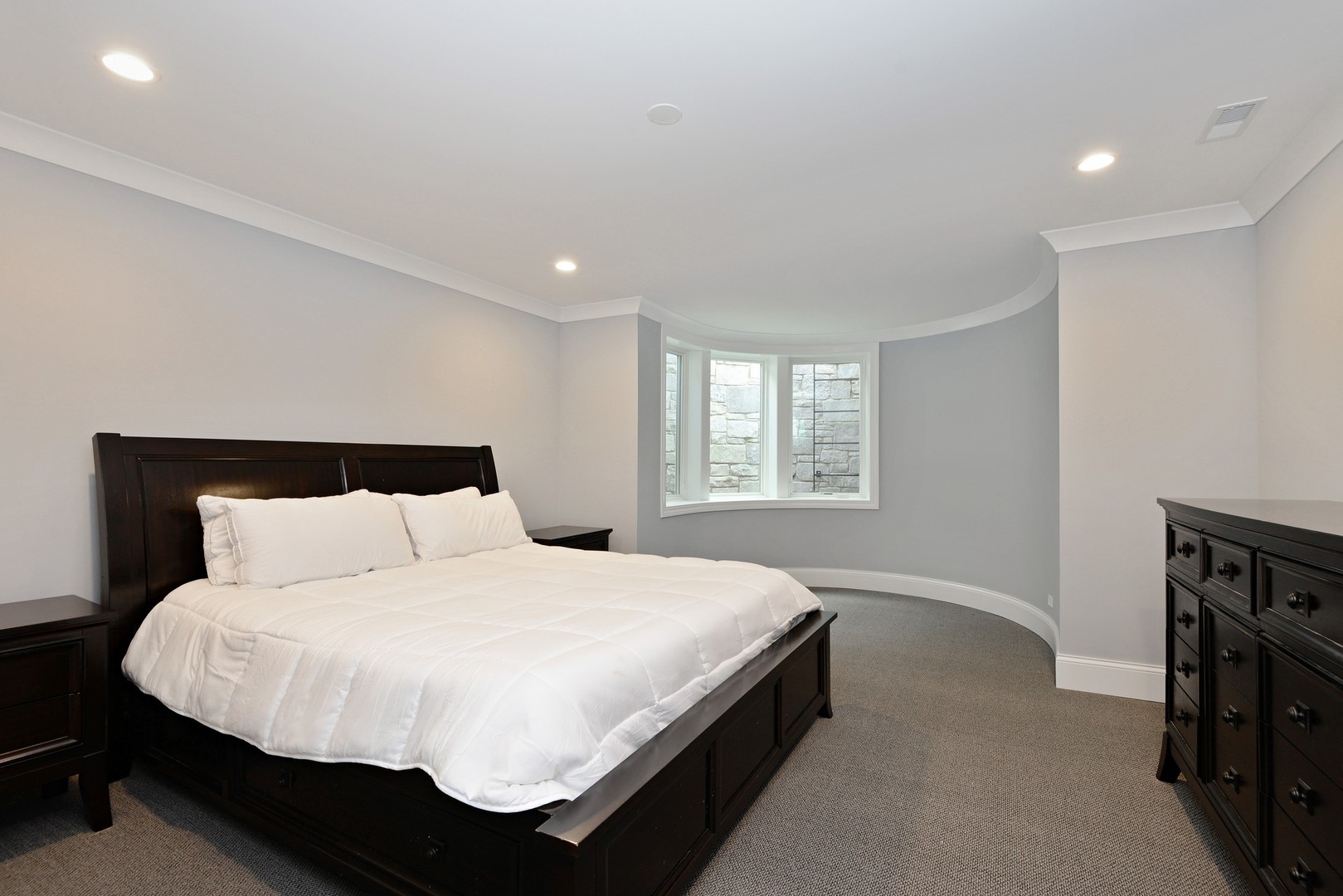 1003 Westmoor Road Winnetka, IL 60093 - Photo 21 of 38 a bedroom with a bed and a tv