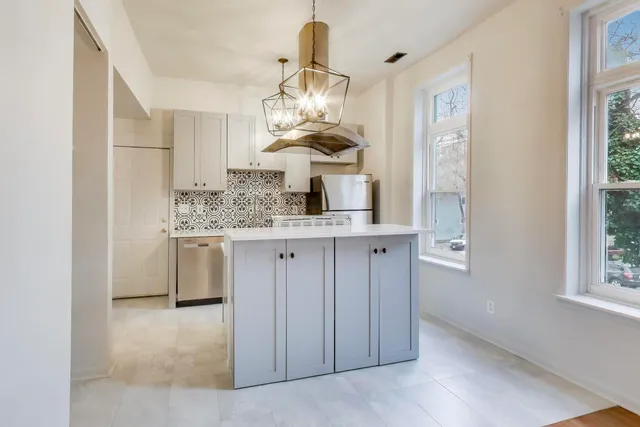 $2,495 | 600 North May Street, Unit 2R, Chicago, IL 60642