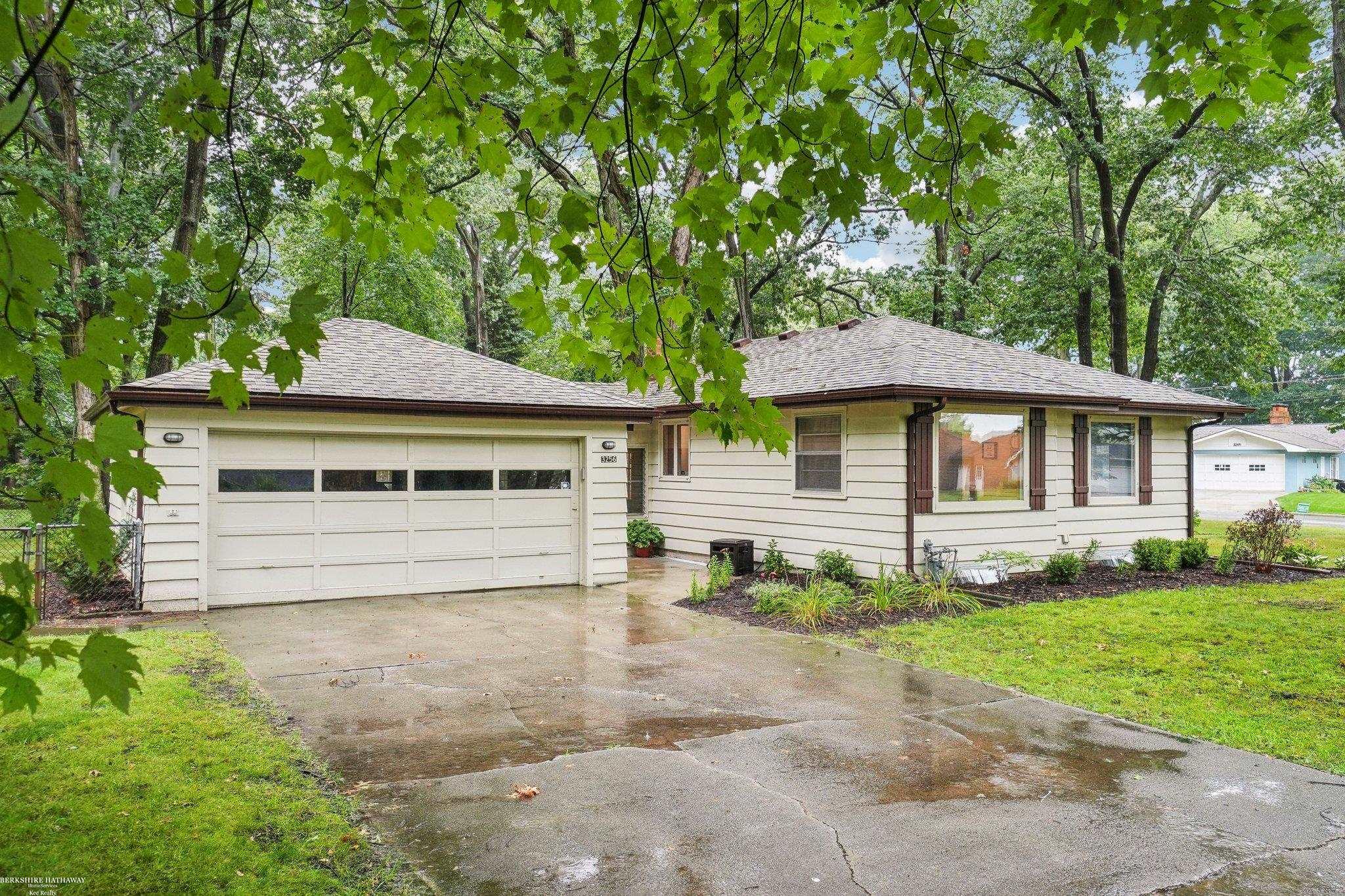 3256 Riverside Drive Port Huron, MI 48060 - Photo 2 of 36 50151747-49f72e01-034f-492b-9123-7e568c760a1e.JPG