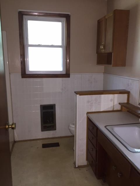 4129 Sulphur Springs Road Murfreesboro, TN 37129 - Photo 3 of 11 a kitchen with a stove and a microwave