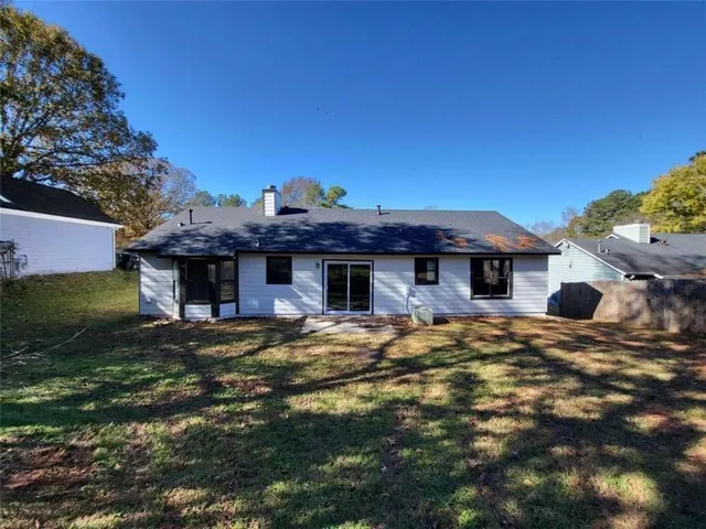 a view of a house with a yard