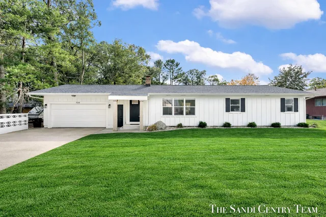 $422,900 | 904 East Savidge Street, Spring Lake, MI 49456