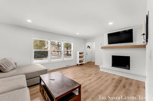 $422,900 | 904 East Savidge Street, Spring Lake, MI 49456