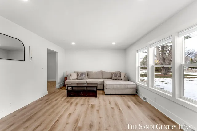 $422,900 | 904 East Savidge Street, Spring Lake, MI 49456