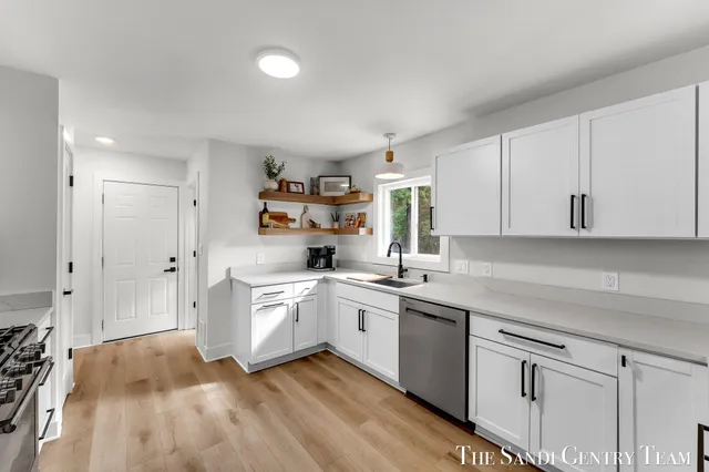 $422,900 | 904 East Savidge Street, Spring Lake, MI 49456