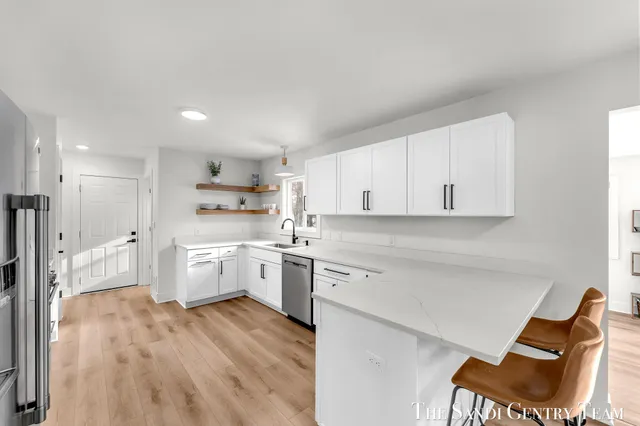 $422,900 | 904 East Savidge Street, Spring Lake, MI 49456