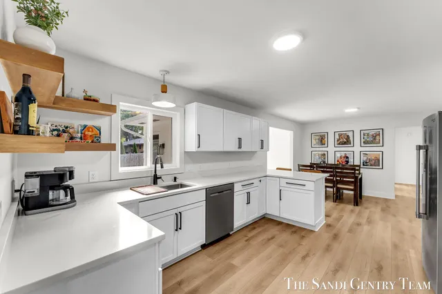 $422,900 | 904 East Savidge Street, Spring Lake, MI 49456