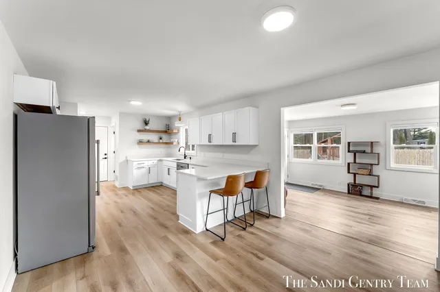 $422,900 | 904 East Savidge Street, Spring Lake, MI 49456