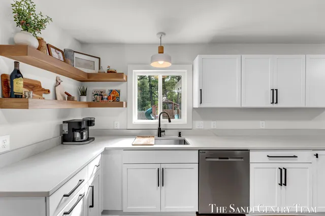 $422,900 | 904 East Savidge Street, Spring Lake, MI 49456