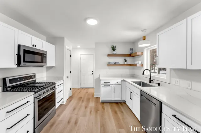 $422,900 | 904 East Savidge Street, Spring Lake, MI 49456