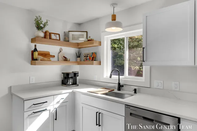 $422,900 | 904 East Savidge Street, Spring Lake, MI 49456