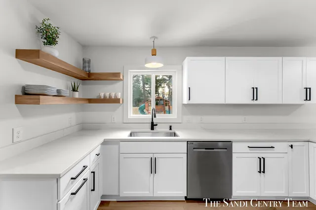 $422,900 | 904 East Savidge Street, Spring Lake, MI 49456