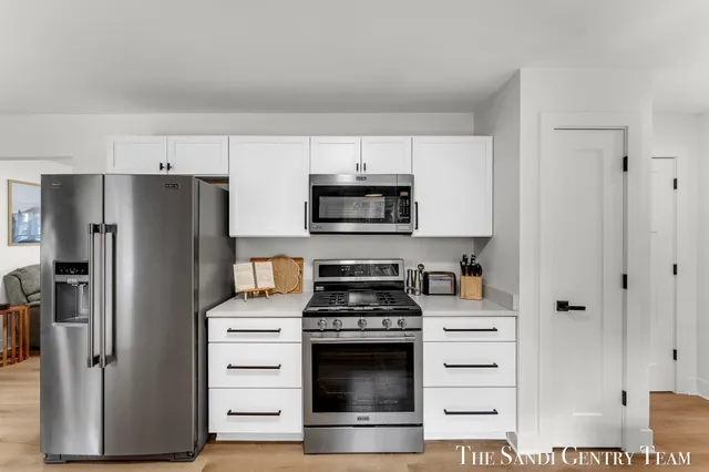 $422,900 | 904 East Savidge Street, Spring Lake, MI 49456