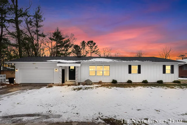 $422,900 | 904 East Savidge Street, Spring Lake, MI 49456
